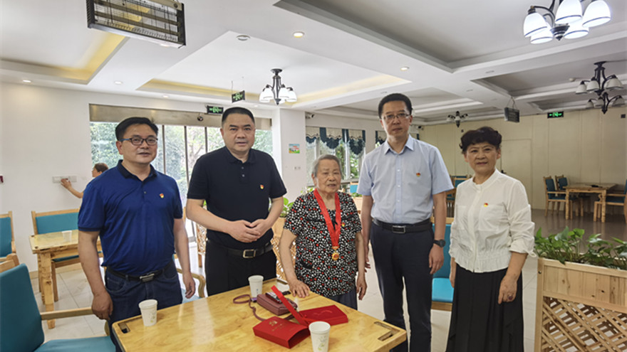 BB���ӡ�(china)���޹�˾�������ŵ�ί��ǡ����³�Ф�֣�����������������ί����ǡ���������ο��������ͬ־�ֳ�[1]_����