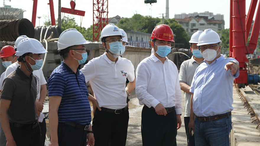 4月28日，，，，，市住建委主任苏杰到嘉来建工承建的滨河南路蹊径综合刷新工程（下穿节点）开展节前清静生产检查_副本