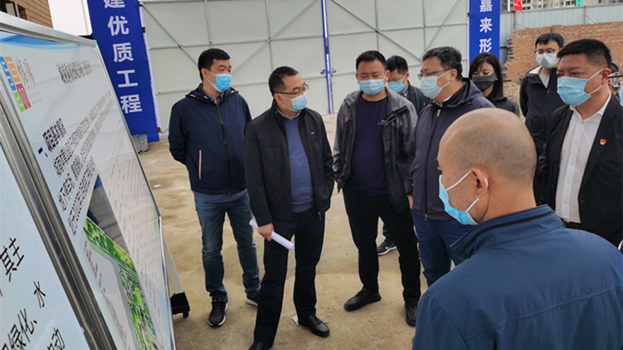 4月7日，，，，，集团党委委员、副总司理倪丹划分前往城南体育公园、滨河南路、南山路补短板项目施工现场办公