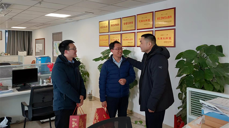 01集团党委书记、董事长肖林探望慰问坚守岗位职工