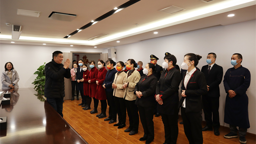 02集团党委副书记、董事、总司理程一探望慰问一线职工